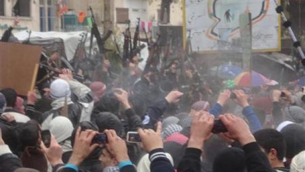 منشقون عن الجيش يتظاهرون مع محتجين في ادلب
