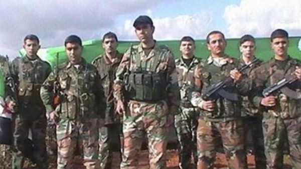 جنود انشقوا على الجيش للانضمام إلى الجيش السوري الحر في صورة جماعية التقطت لهم في ادلب يوم الخميس