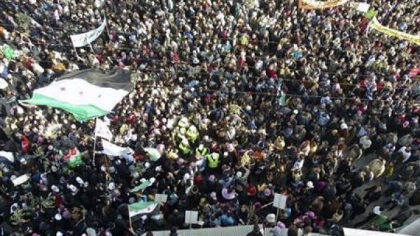 مراقبو الجامعة العربية (بالسترات الصفراء) وسط مظاهرة حاشدة مناهضة للاسد في ادلب
