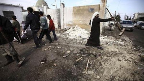 سكان ينظفون شوارع تعرضت للقصف بالقرب من ادلب 
