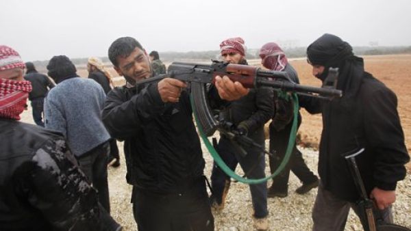 عناصر من الجيش السوري الحر يتدربون على الاسلحة قرب ادلب