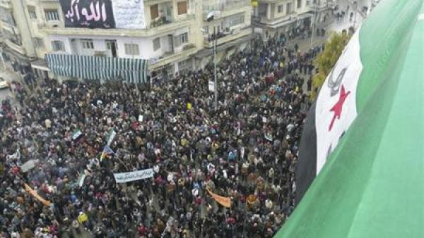 محتجون يتظاهرون في مدينة ادلب
