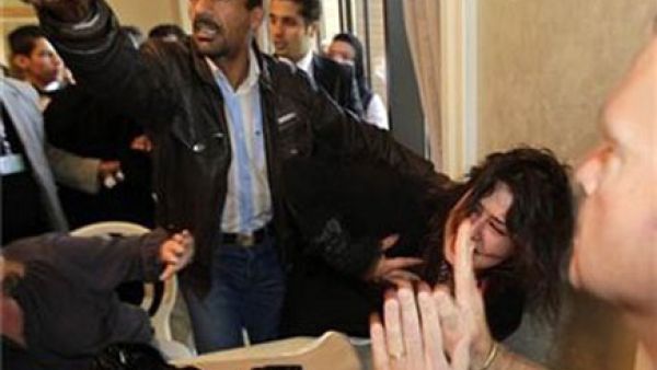 ايمان العبيدي داخل الفندق بينما يحاول موظفون ليبيون منعها من الحديث