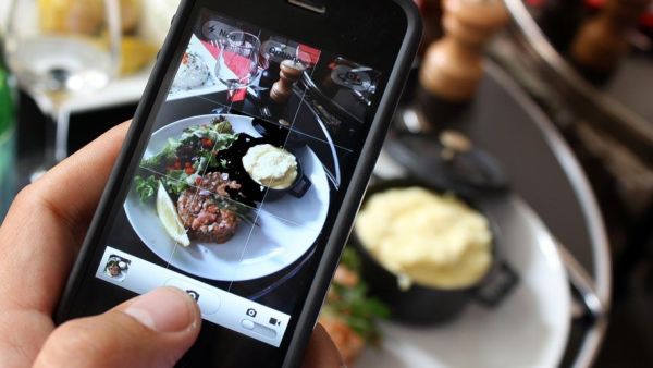 Before some people eat their food, they feel the need to take a pic and send it to everyone. (image courtesy of Fine Dining Lovers)