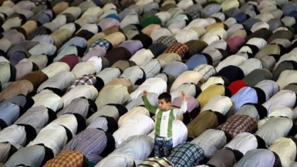 مصلون في ايران