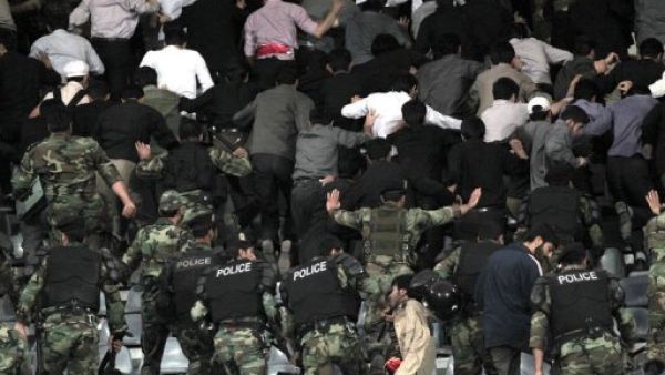 شرطة مكافحة الشغب الايرانية تخرج بالقوة متشددين من الباسيج من الملعب