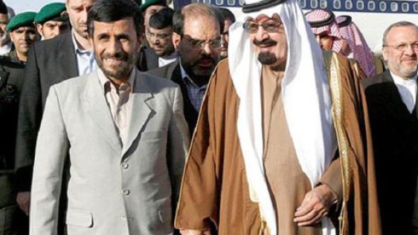 العاهل السعودي الملك عبدالله بن عبدالعزيز خلال استقباله الرئيس الايراني محمود احمدي نجاد خلال زيارة الاخير الى الرياض عام 2007