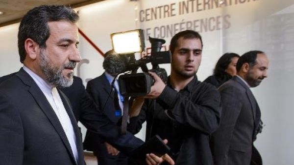 عباس عراقجي رئيس الوفد الايراني المفاوض حول الملف النووي الايراني يغادر المركز الاعلامي في جنيف مع بدء المفاوضات
