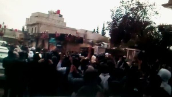 تظاهرة معارضة امام السفارة الايرانية في دمشق
