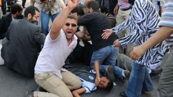 اصابة متظاهرين خلال تفريق الشرطة تظاهرة مطالبة باصلاحات في الدار البيضاء في 29 ايار/مايو
