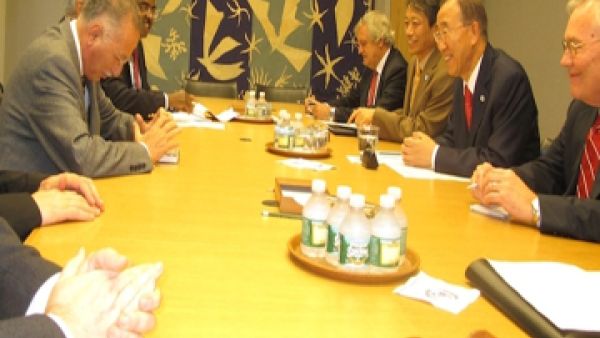 البرفسور اكمل احسان اوغلو خلال اجتماعه بالامين العام للامم المتحدة 