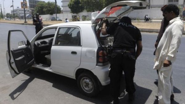 عناصر من الشرطة الباكستانية يفتشون سيارة بالقرب من السفارة الاميركية في اسلام اباد