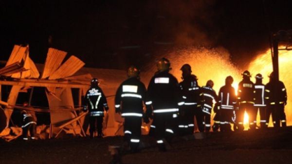 عمال اطفاء اسرائيليون يكافحون حريقا تسبب به انفجار احد الصواريخ