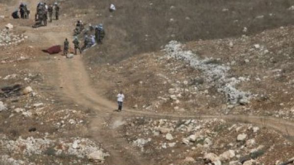 صورة من الارشيف لقوات الامم المتحدة في منطقة حولا جنوب لبنان تتفقد موقع تفجير اداة تجسس اسرائيلية 
