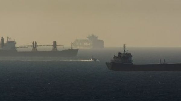 سفينة تابعة للبحرية الاسرائيلية تقوم بدورية بين سفن شحن في ميناء اشدود
