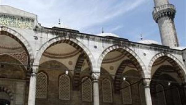 سائحات عربيات عند المسجد الأزرق في اسطنبول
