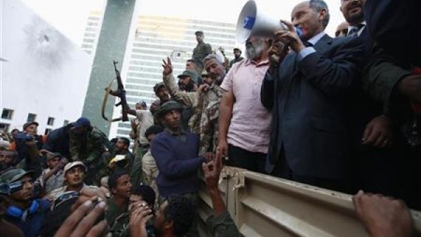 مصطفى عبد الجليل خلال زيارة مدينة سرت