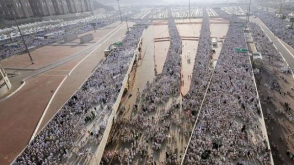 الحجاح يرمون الجمرات في اول ايام التشريق
