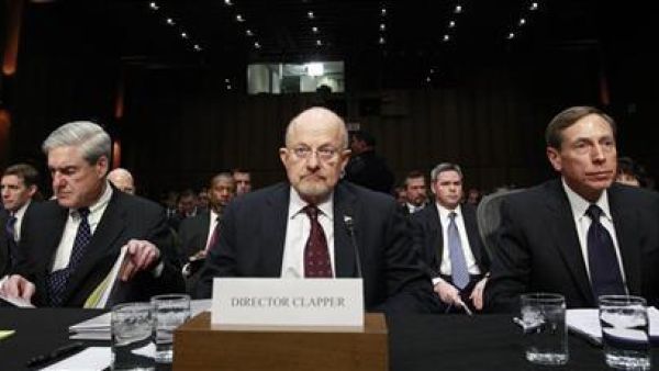 جيمس كلابر (وسط)