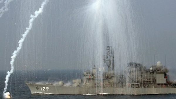 صورة من الارشيف لزورق حربي ياباني في مناورات دفاعية مقابل سواحل طوكيو