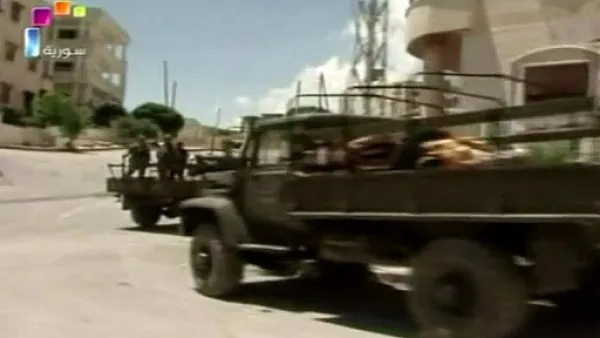 لقطة عن التلفزيون تظهر انتشار الجيش السوري في جسر الشغور 