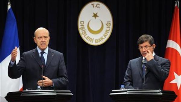 وزير الخارجية الفرنسي الان جوبيه ونظيره التركي احمد داود اوغلو