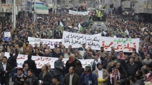 اعضاء جماعة الاخوان المسلمين يتظاهرون ضد الحكومة في عمان
