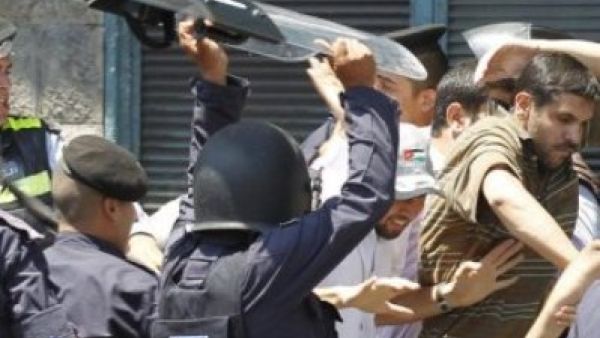 رجال امن اردنيون يضربون عدا من المتظاهرين في العاصمة عمان