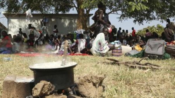 مدنيون يحتشدون في مجمع تابع للامم المتحدة في جوبا عاصمة جنوب السودان
