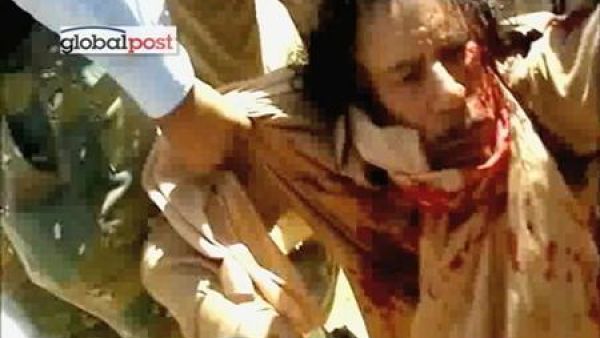 لقطة من فيديو للحظة اعتقال القذافي