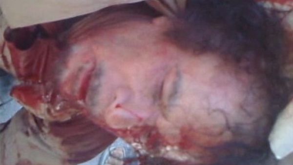 صورة ملتقطة من تسجيل فيديو لجثة القذافي