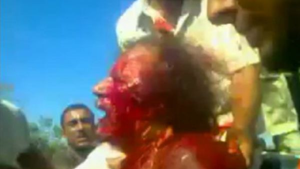 لقطة من فيديو يظهر القذافي خلال اعتقاله