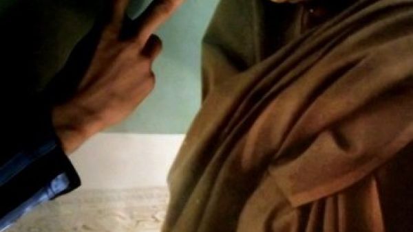 صورة للزعيم الليبي معمر القذافي يؤدي الصلاة
