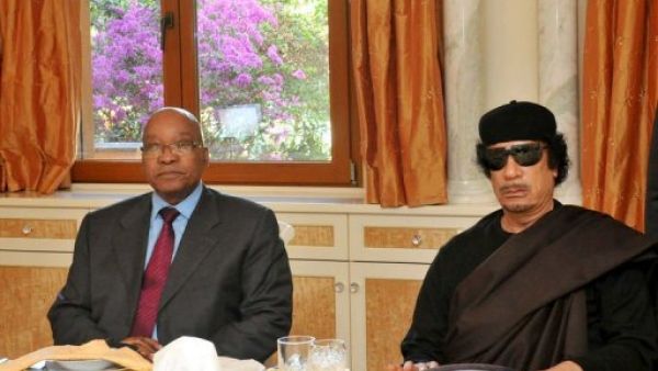 القذافي مع زعيم جنوب افريقيا في طرابلس