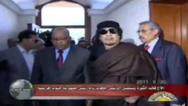 الزعيم الليبي معمر القذافي ورئيس جنوب افريقيا جاكوب زوما في طرابلس يوم الاثنين 