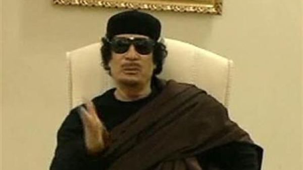 الزعيم الليبي معمر القذافي يتحدث في فندق في طرابلس في صورة من لقطة فيديو بثها التلفزيون الليبي يوم الاربعاء
