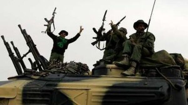جنود من قوات القذافي خارج اجدابيا