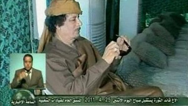 صورة للقذافي وهو ينظف نظارته داخل خيمة في باب العزيزية بعد ساعات من الغارة