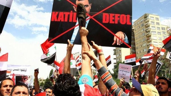 تظاهرة ضد نظام الرئيس السوري بشار الاسد امام القنصلية السورية في انقرة 
