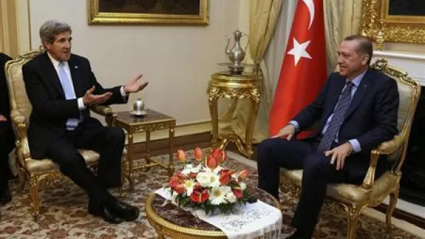 رئيس الوزراء التركي طيب اردوغان خلال استقباله وزير الخارجية الامريكي جون كيري (الى اليسار) في انقرة يوم اول مارس اذار 2013
