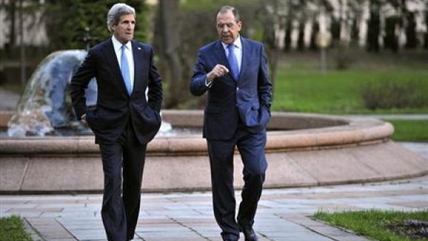 ارشيف/ وزير الخارجية الاميركي جون كيري (يسار) مع نظيره الروسي سيرغي لافروف