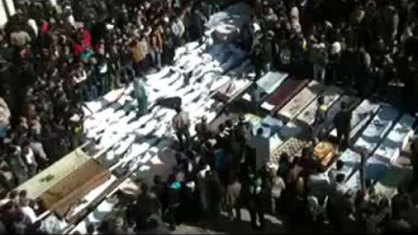 صورة من فيديو على يوتيوب لجنازة جماعية في حمص بعد مقتل اكثر من 200 شخصا في قصف عنيف ليل الجمعة السبت بحسب المعارضة 
