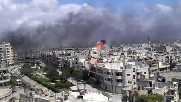 السنة الدخان ترتفع في حي الخالدية في حمص