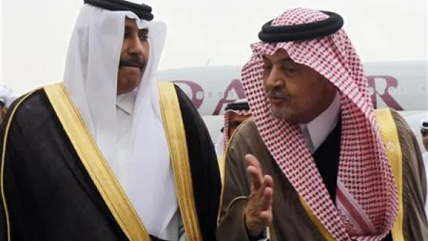 وزير الخارجية السعودي الامير سعود الفيصل (الى اليمين) يتحدث الى الشيخ حمد بن جاسم ال ثاني رئيس الوزراء ووزير خارجية قطر
