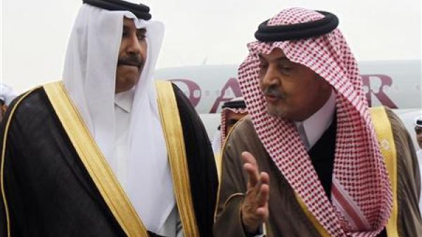 وزير الخارجية السعودي الامير سعود الفيصل (الى اليمين) يتحدث الى الشيخ حمد بن جاسم ال ثاني رئيس الوزراء ووزير خارجية قطر
