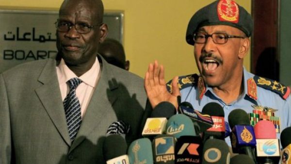 وزيرا دفاع السودان عبد الرحيم محمد حسين (يمين) وجنوب السودان جون كونغ في مؤتمر صحافي مشترك في الخرطوم 
