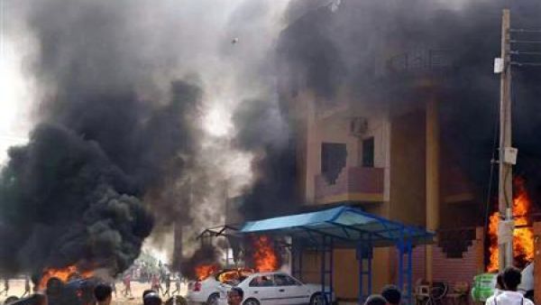 سيارات تحترق اثناء احتجاج في الخرطوم
