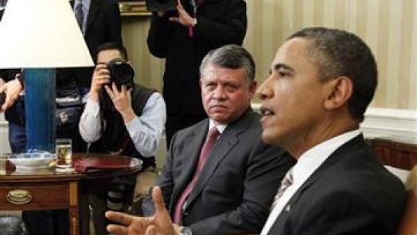 أوباما يتحدث للصحفيين والى يمينه يجلس العاهل الأردني في البيت الأبيض 
