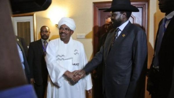 ارشيف/ سالفا كير يصافح عمر البشير