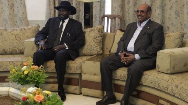 رئيس جنوب السودان سالفا كير (يسار) والرئيس السوداني عمر البشير خلال لقائهما في الخرطوم 
